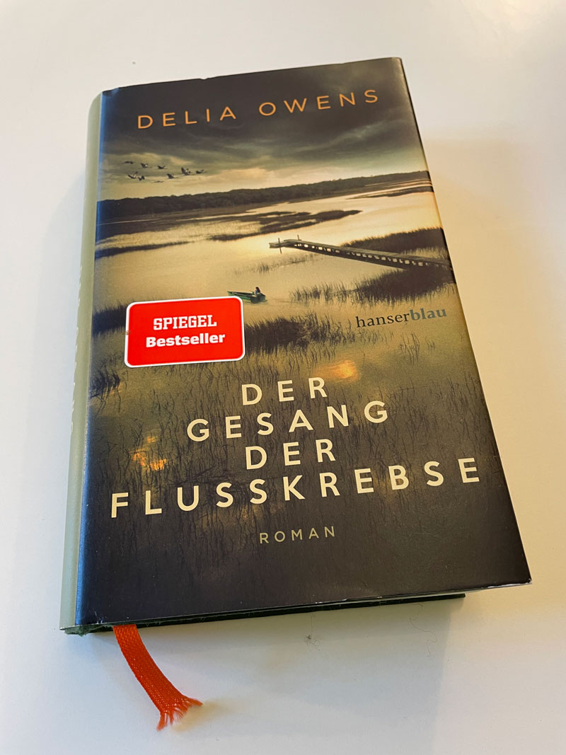 SovielZeitmusssein – Buch #1 – Titelbild des Buches "Der Gesang der Flusskrebse" von Delia Owens